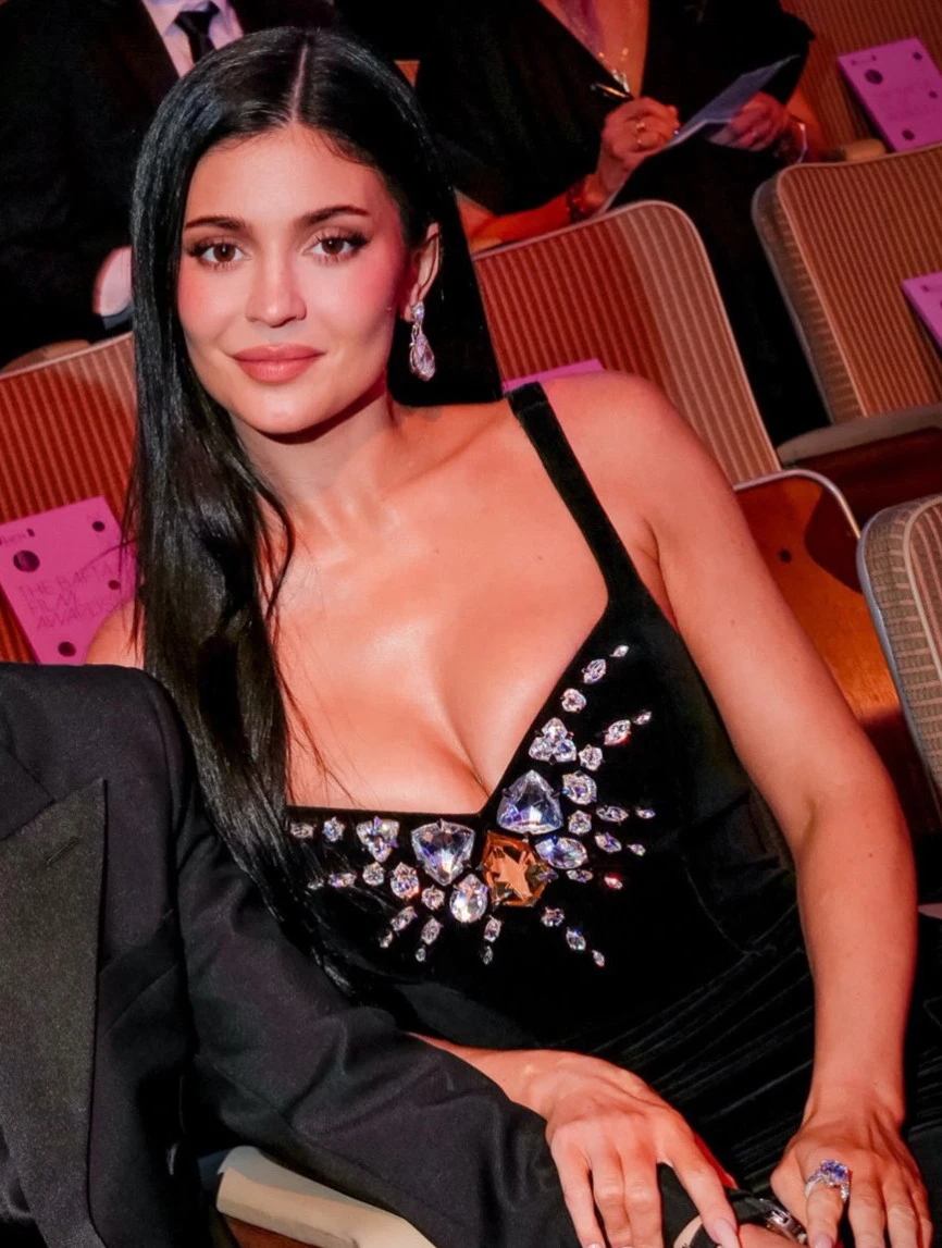 "Tóm gọn" Kendall Jenner hẹn hò tài tử Đồi Gió Hú trên bãi biển "Tóm gọn" Kendall Jenner hẹn hò tài tử Đồi Gió Hú trên bãi biển