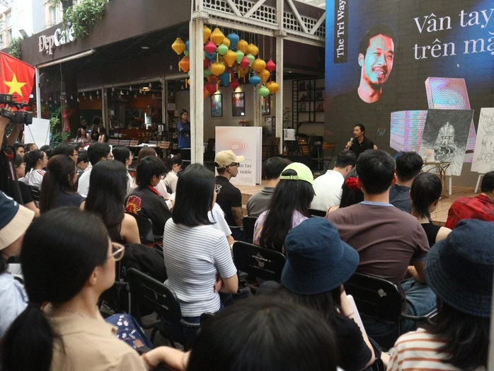 "Vân tay trên mặt nước": Hành trình đối thoại đầy nhân bản "Vân tay trên mặt nước": Hành trình đối thoại đầy nhân bản
