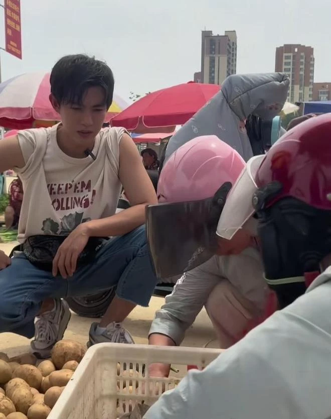 “Tổng tài” phim ngắn thất nghiệp, về quê bán rau mưu sinh vì bị diễn viên AI cướp vai “Tổng tài” phim ngắn thất nghiệp, về quê bán rau mưu sinh vì bị diễn viên AI cướp vai
