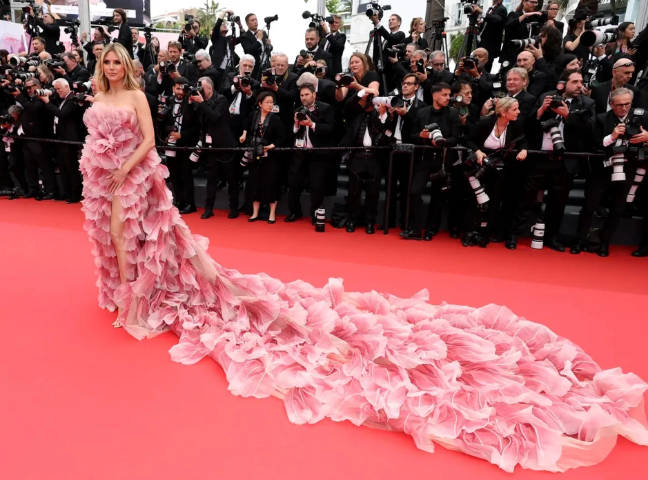 1 mỹ nhân diện chiếc váy trong suốt hở da thịt, công khai thách thức quy định của Cannes? 1 mỹ nhân diện chiếc váy trong suốt hở da thịt, công khai thách thức quy định của Cannes?