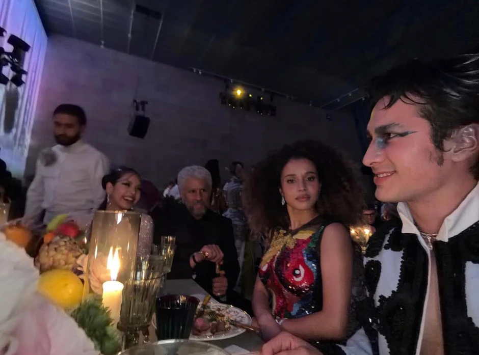 1 ông già liên tục tiếp cận Lisa (BLACKPINK) ở bàn tiệc Met Gala, lai lịch thế nào mà được kéo ghế ngồi chung mâm 1 ông già liên tục tiếp cận Lisa (BLACKPINK) ở bàn tiệc Met Gala, lai lịch thế nào mà được kéo ghế ngồi chung mâm
