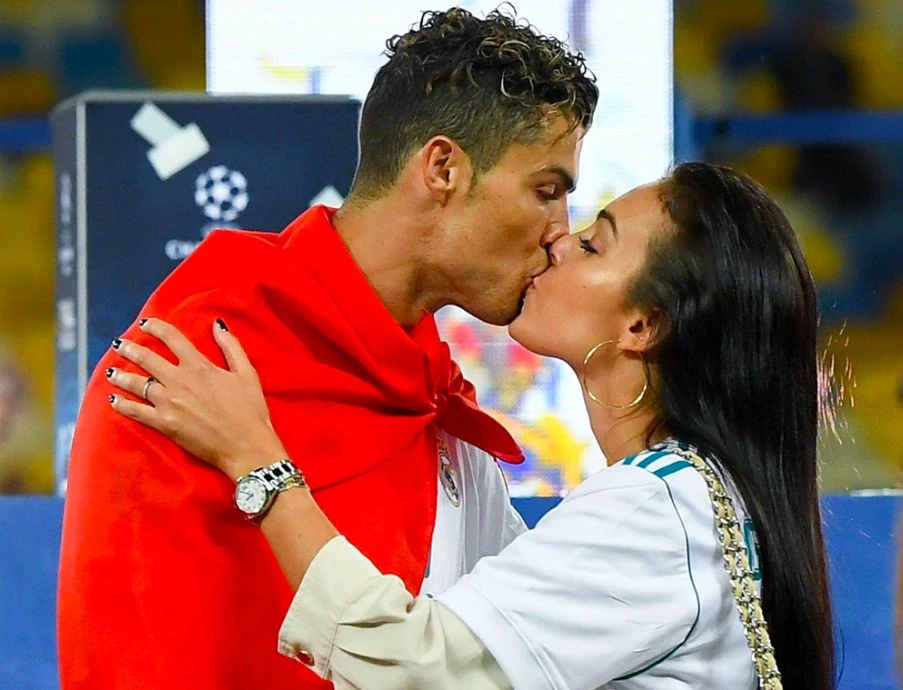 10 năm yêu là cưới: Chuyện tình cổ tích của “Lọ Lem” Georgina và Ronaldo