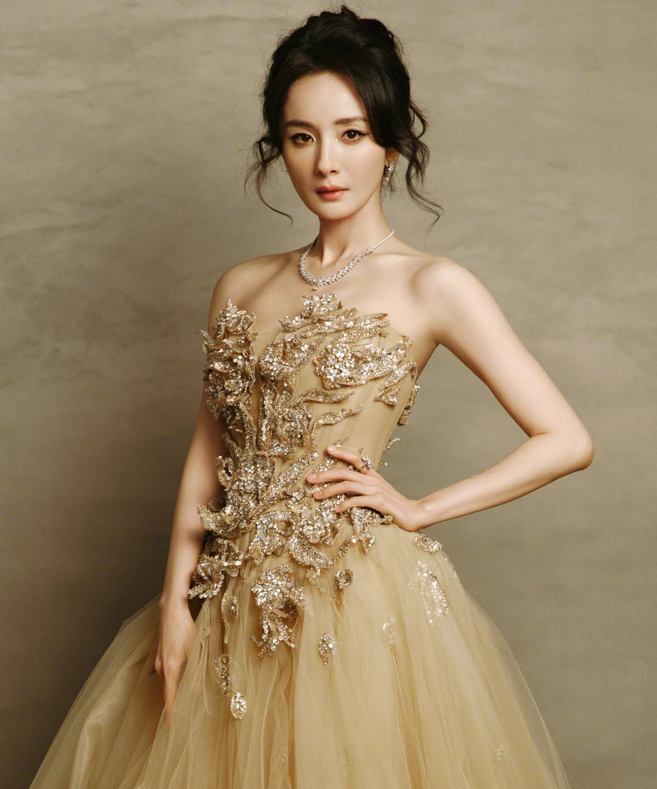 10 sao nữ Cbiz được trả mức thù lao đại diện thương hiệu cao nhất: Địch Lệ Nhiệt Ba đứng thứ 2 vẫn thua mỹ nhân này 10 sao nữ Cbiz được trả mức thù lao đại diện thương hiệu cao nhất: Địch Lệ Nhiệt Ba đứng thứ 2 vẫn thua mỹ nhân này