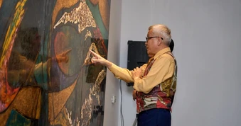 12 tranh sơn mài khám phá không gian vũ trụ của họa sĩ Hiền Nguyễn