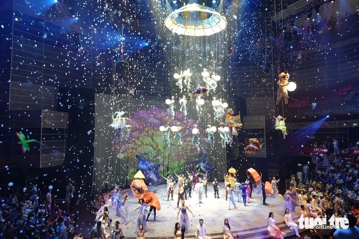 150 nghệ sĩ vẽ giấc mơ trong Mơ show ở rạp xiếc hiện đại nhất Việt Nam