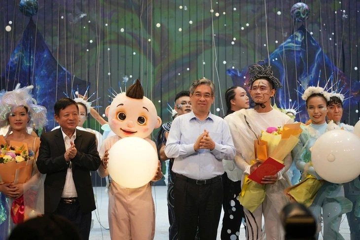 150 nghệ sĩ vẽ giấc mơ trong Mơ show ở rạp xiếc hiện đại nhất Việt Nam