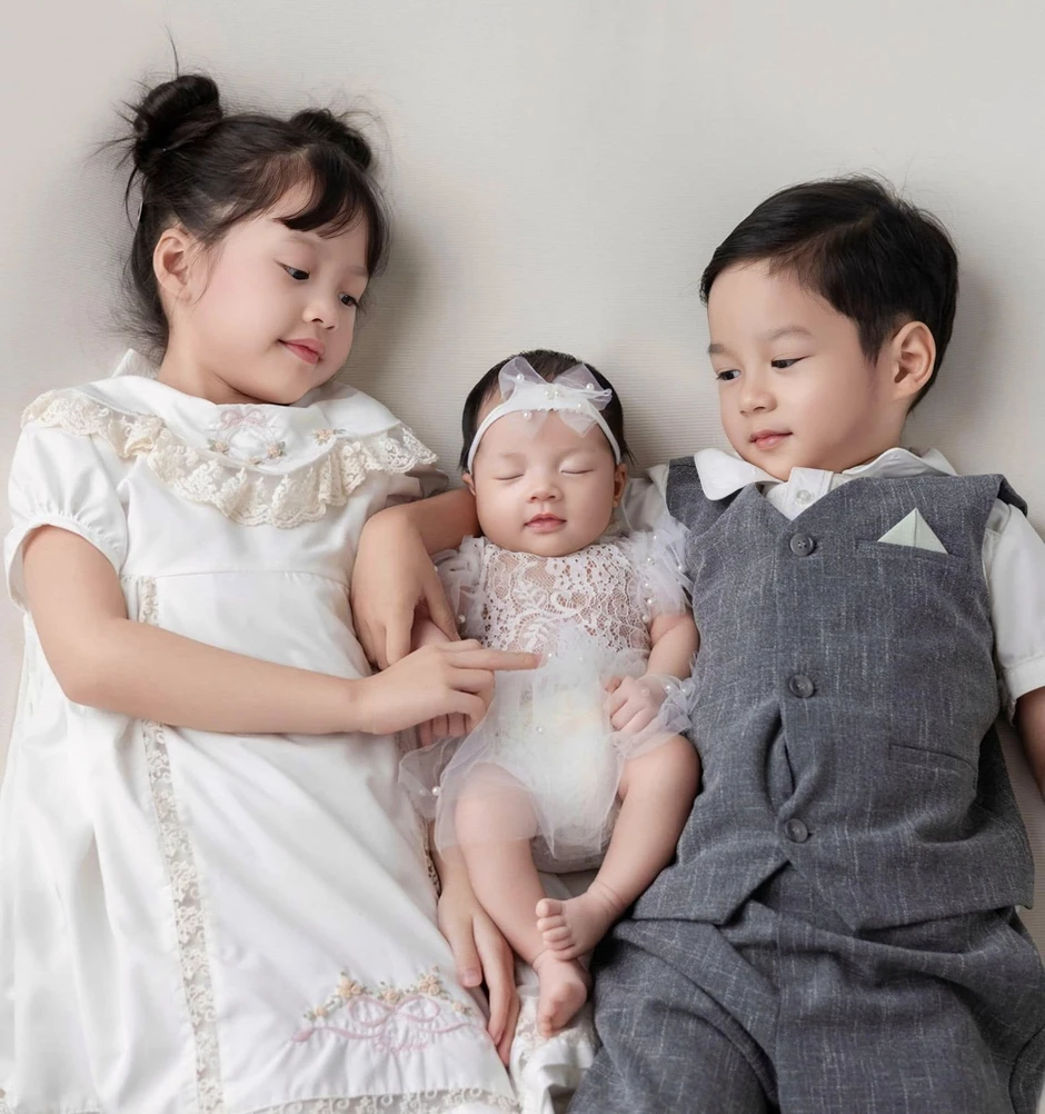 3 nhóc tỳ nhà Hoa hậu Đặng Thu Thảo sinh ra đã ngậm thìa vàng, visual đẹp như thiên thần 3 nhóc tỳ nhà Hoa hậu Đặng Thu Thảo sinh ra đã ngậm thìa vàng, visual đẹp như thiên thần