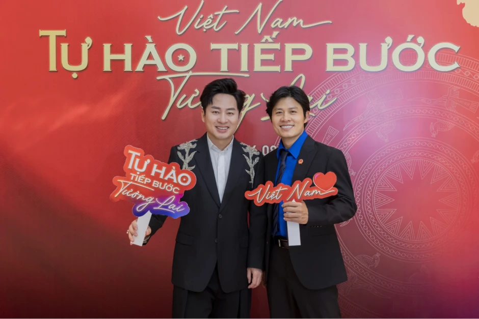 400.000 lượt xem Tùng Dương múa lân cạnh Công Vinh 400.000 lượt xem Tùng Dương múa lân cạnh Công Vinh