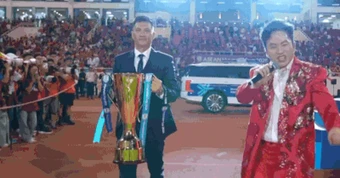 400.000 lượt xem Tùng Dương múa lân cạnh Công Vinh