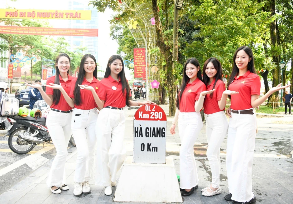 53 cô gái check in tại cột mốc Km0 53 cô gái check in tại cột mốc Km0