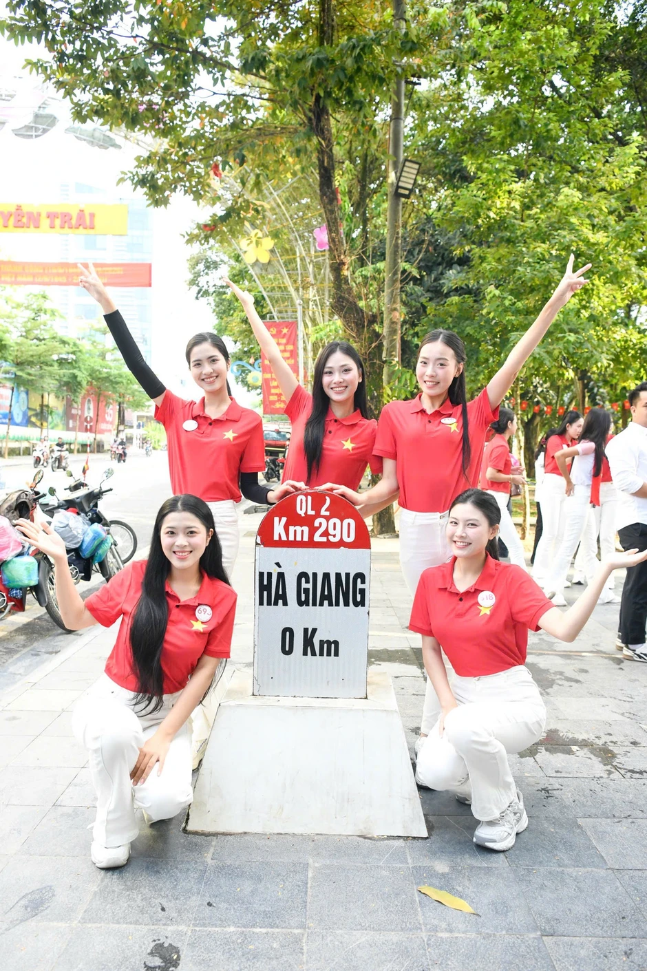53 cô gái check in tại cột mốc Km0 53 cô gái check in tại cột mốc Km0