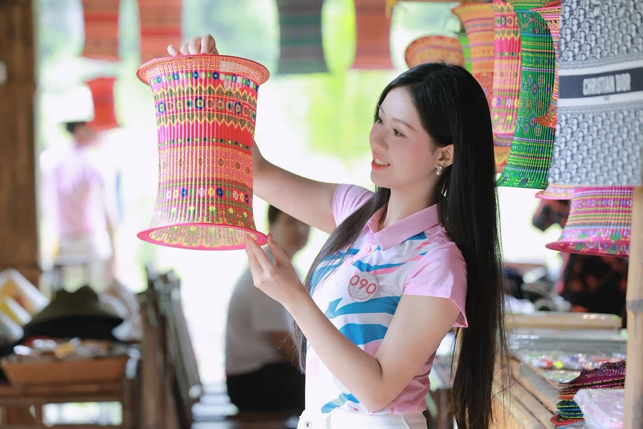 53 cô gái Hoa hậu Việt Nam giữa non nước vịnh Lan Hạ