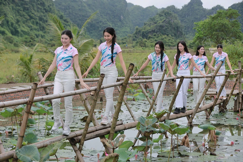 53 cô gái Hoa hậu Việt Nam giữa non nước vịnh Lan Hạ