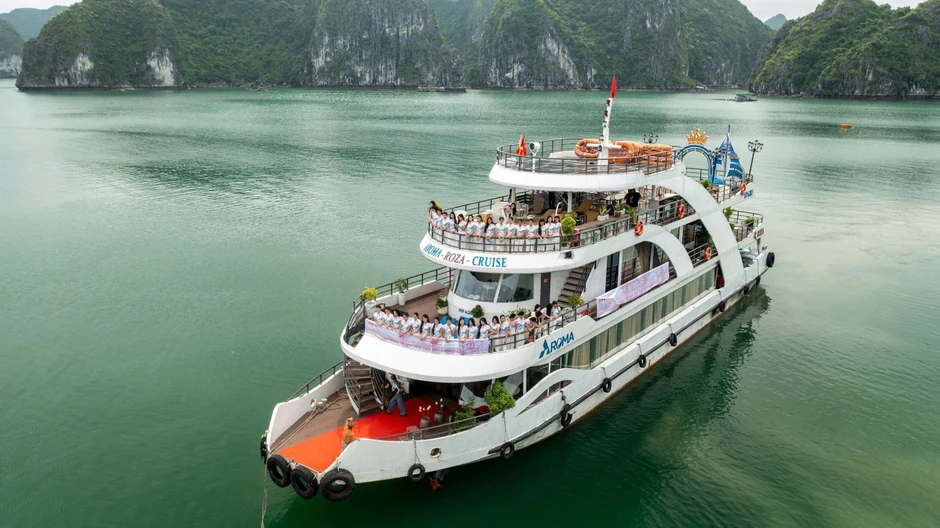 53 cô gái Hoa hậu Việt Nam giữa non nước vịnh Lan Hạ