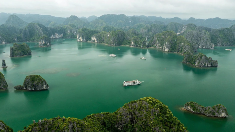 53 cô gái Hoa hậu Việt Nam giữa non nước vịnh Lan Hạ