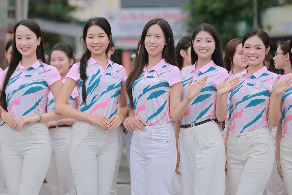 53 cô gái Hoa hậu Việt Nam giữa non nước vịnh Lan Hạ