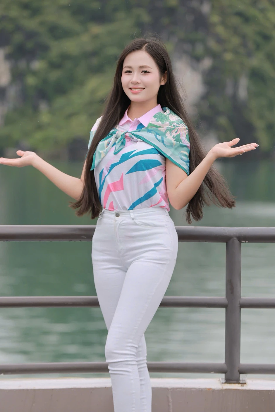 53 cô gái Hoa hậu Việt Nam giữa non nước vịnh Lan Hạ