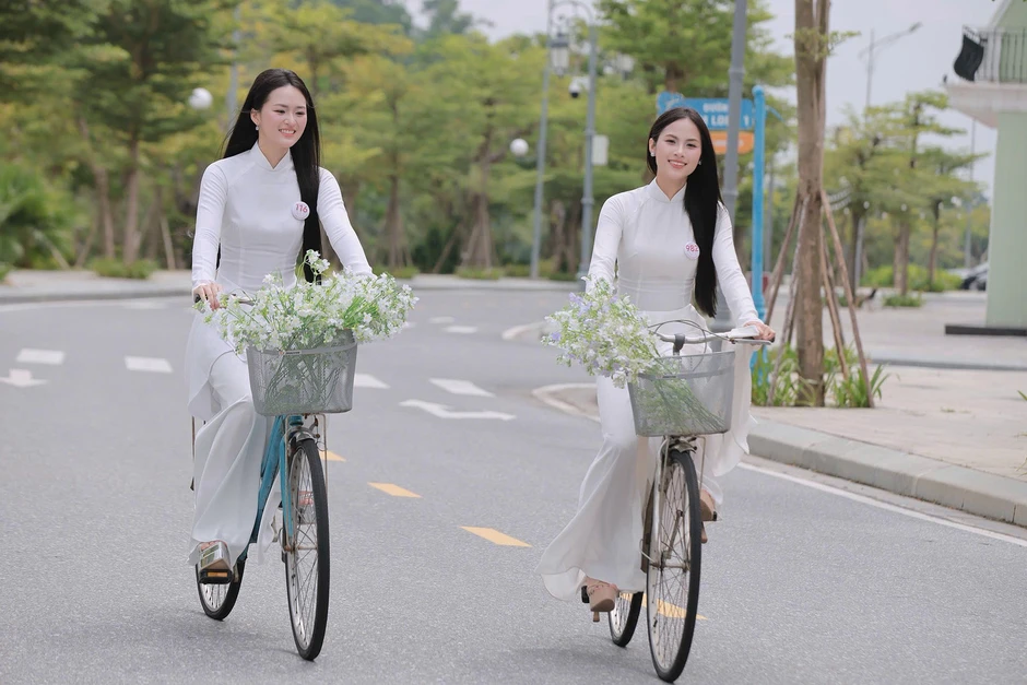 53 cô gái Hoa hậu Việt Nam khoe nét đẹp trong trẻo