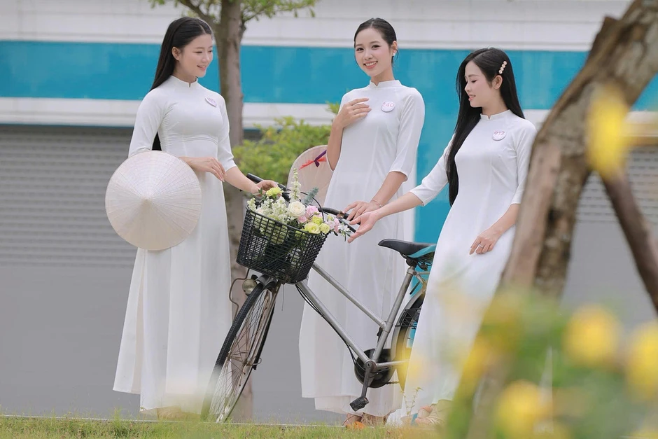 53 cô gái Hoa hậu Việt Nam khoe nét đẹp trong trẻo