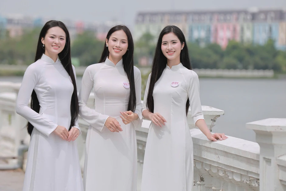 53 cô gái Hoa hậu Việt Nam khoe nét đẹp trong trẻo