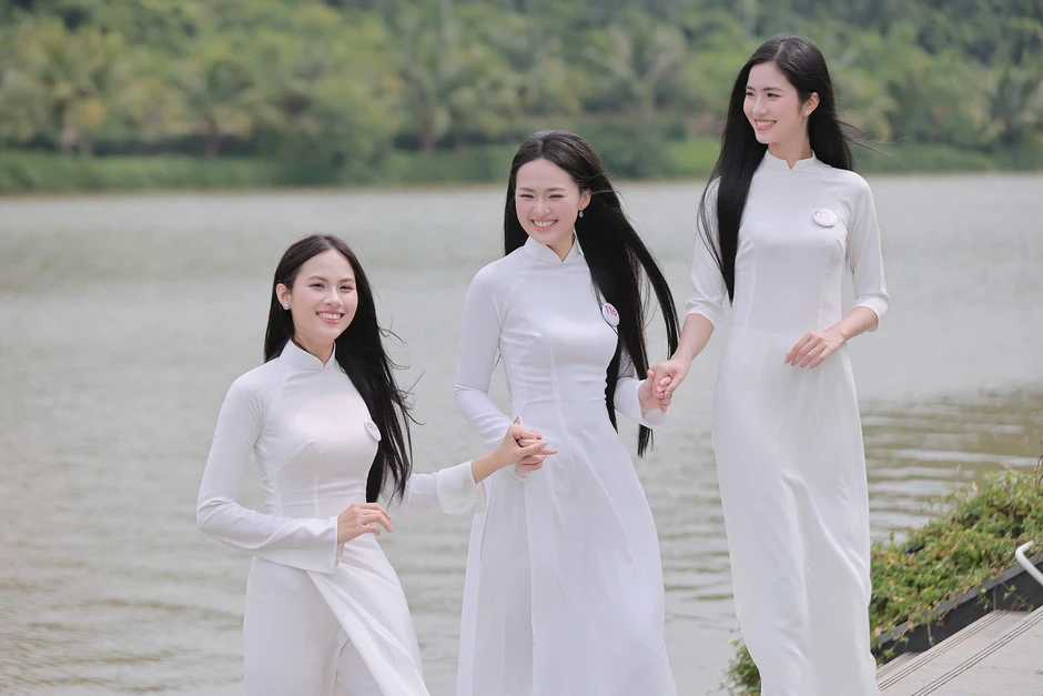 53 cô gái Hoa hậu Việt Nam khoe nét đẹp trong trẻo