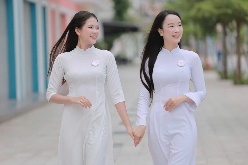53 cô gái Hoa hậu Việt Nam khoe nét đẹp trong trẻo