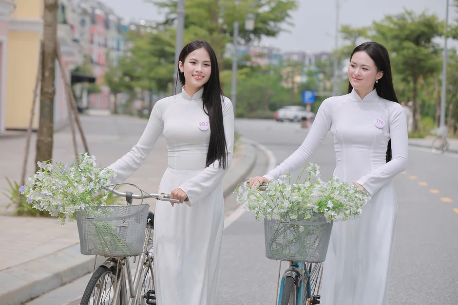 53 cô gái Hoa hậu Việt Nam khoe nét đẹp trong trẻo