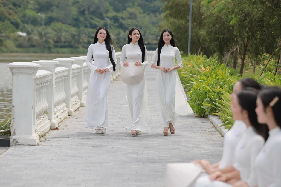 53 cô gái Hoa hậu Việt Nam khoe nét đẹp trong trẻo