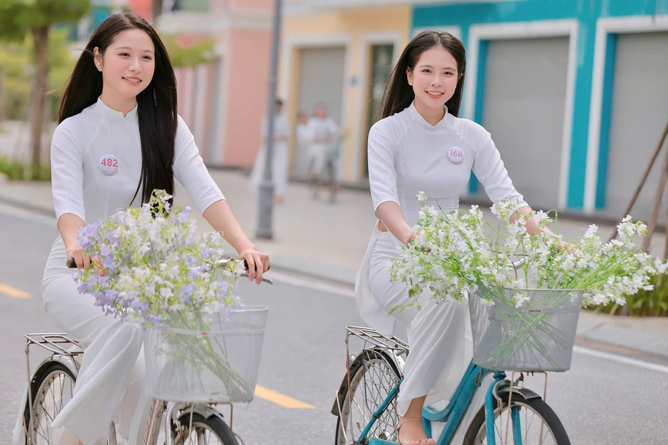 53 cô gái Hoa hậu Việt Nam khoe nét đẹp trong trẻo