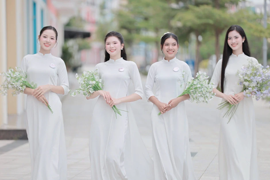 53 cô gái Hoa hậu Việt Nam khoe nét đẹp trong trẻo