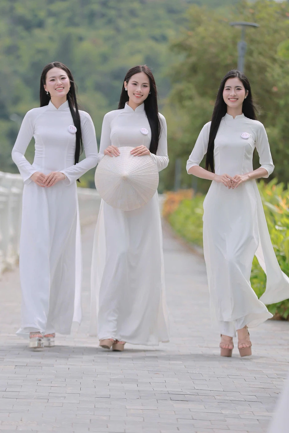 53 cô gái Hoa hậu Việt Nam khoe nét đẹp trong trẻo