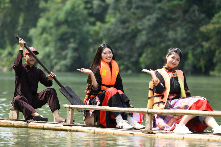 53 người đẹp Hoa hậu Việt Nam giữa điệu Then, đàn tính