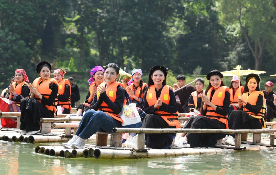 53 người đẹp Hoa hậu Việt Nam giữa điệu Then, đàn tính