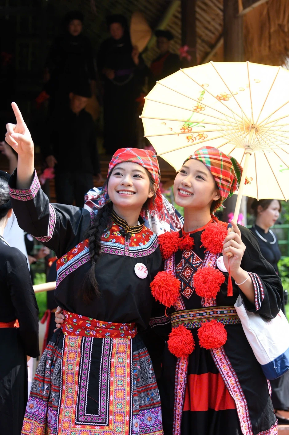 53 người đẹp Hoa hậu Việt Nam giữa điệu Then, đàn tính