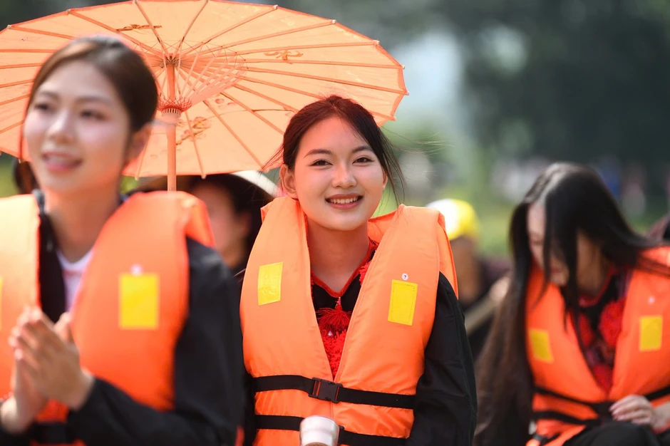 53 người đẹp Hoa hậu Việt Nam giữa điệu Then, đàn tính
