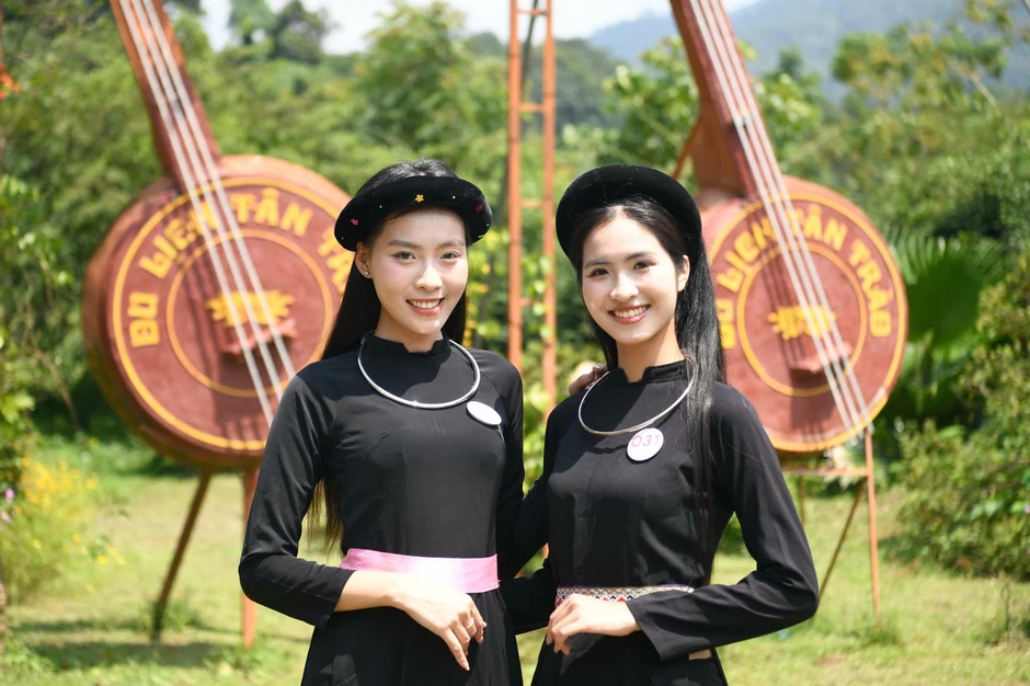 53 người đẹp Hoa hậu Việt Nam giữa điệu Then, đàn tính