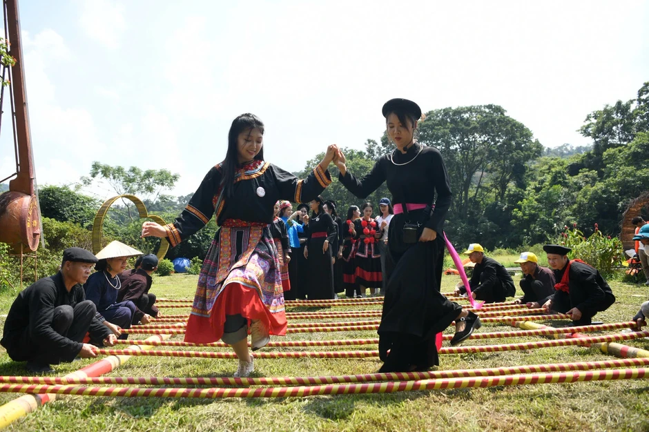 53 người đẹp Hoa hậu Việt Nam giữa điệu Then, đàn tính