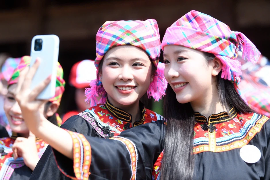 53 người đẹp Hoa hậu Việt Nam giữa điệu Then, đàn tính