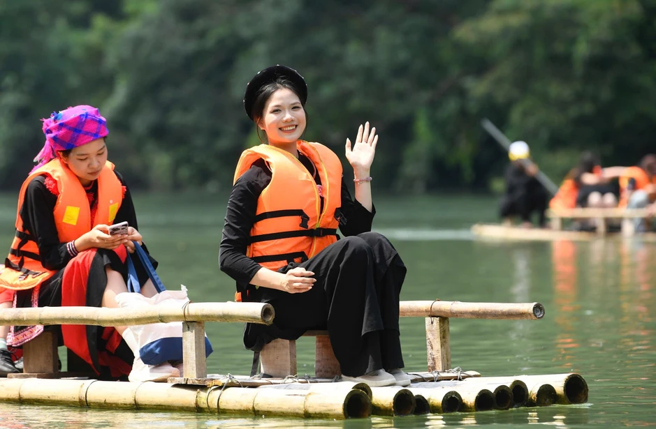 53 người đẹp Hoa hậu Việt Nam giữa điệu Then, đàn tính