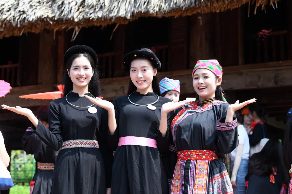 53 người đẹp Hoa hậu Việt Nam giữa điệu Then, đàn tính