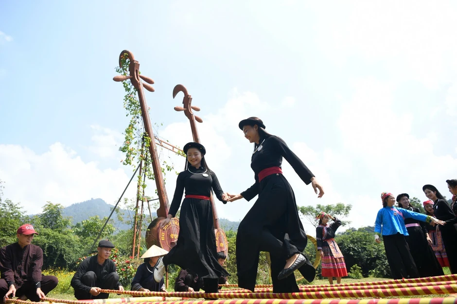 53 người đẹp Hoa hậu Việt Nam giữa điệu Then, đàn tính