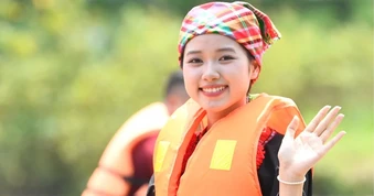53 người đẹp Hoa hậu Việt Nam giữa điệu Then, đàn tính
