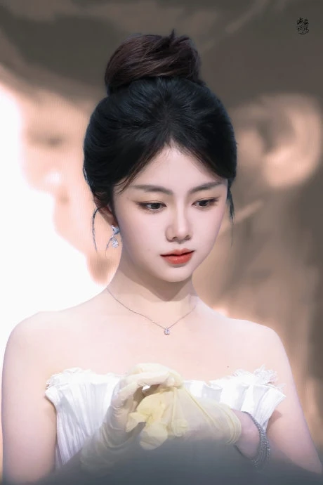 6 tầng trung tâm thương mại chật ních vì Đàm Tùng Vận: Gương mặt trẻ mãi không già, chấn động mọi giác quan 6 tầng trung tâm thương mại chật ních vì Đàm Tùng Vận: Gương mặt trẻ mãi không già, chấn động mọi giác quan