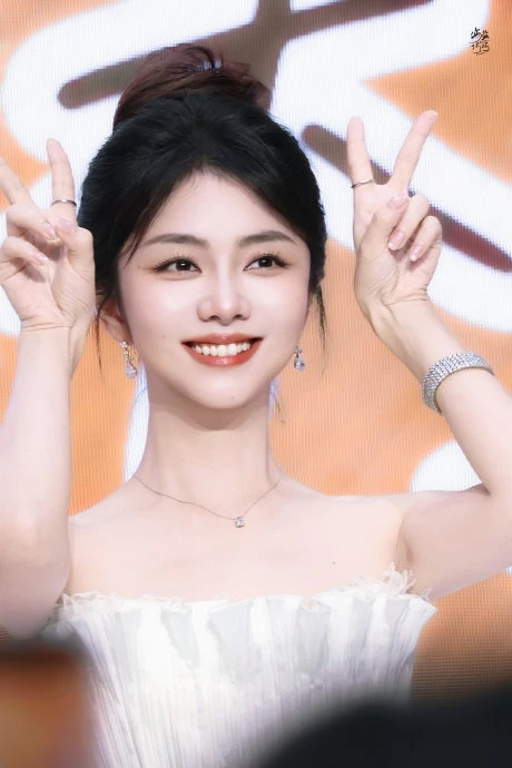 6 tầng trung tâm thương mại chật ních vì Đàm Tùng Vận: Gương mặt trẻ mãi không già, chấn động mọi giác quan 6 tầng trung tâm thương mại chật ních vì Đàm Tùng Vận: Gương mặt trẻ mãi không già, chấn động mọi giác quan