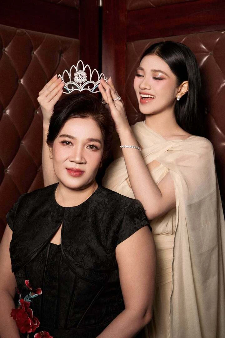 Á hậu để mặt mộc đóng 'Trại buôn người': Tuổi thơ khó khăn, từng bị chê nhan sắc Á hậu để mặt mộc đóng 'Trại buôn người': Tuổi thơ khó khăn, từng bị chê nhan sắc