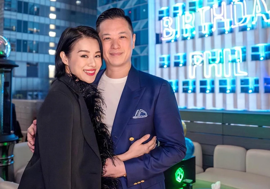 Á hậu hàng đầu nghi đang mang thai lần 4 sau khi chồng đại gia lộ ảnh ôm ấp gái xinh trong bar Á hậu hàng đầu nghi đang mang thai lần 4 sau khi chồng đại gia lộ ảnh ôm ấp gái xinh trong bar