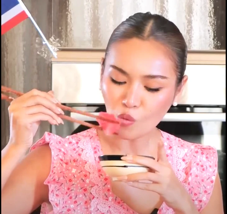 Á hậu Miss Cosmo diện đồ bộ, làm vlog ăn cơm với khô cá, dưa hấu, chan nước dừa
