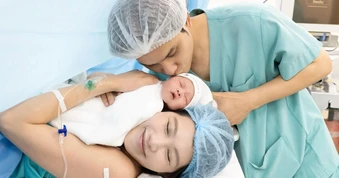 Á hậu Quỳnh Châu sinh con trai đầu lòng, biết ơn bố mẹ chồng