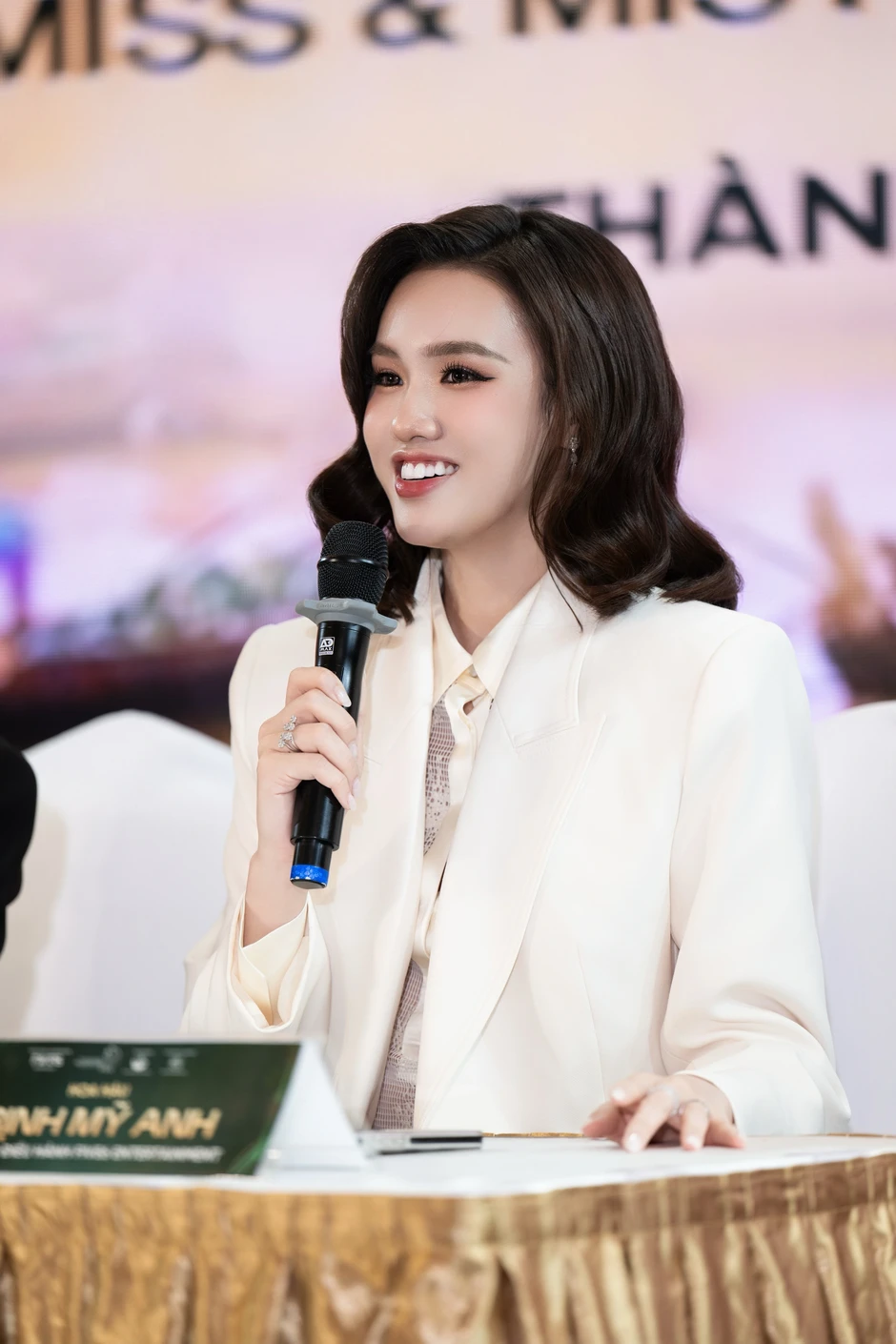 Á hậu Trịnh Mỹ Anh nói về khả năng tham dự Miss Univers