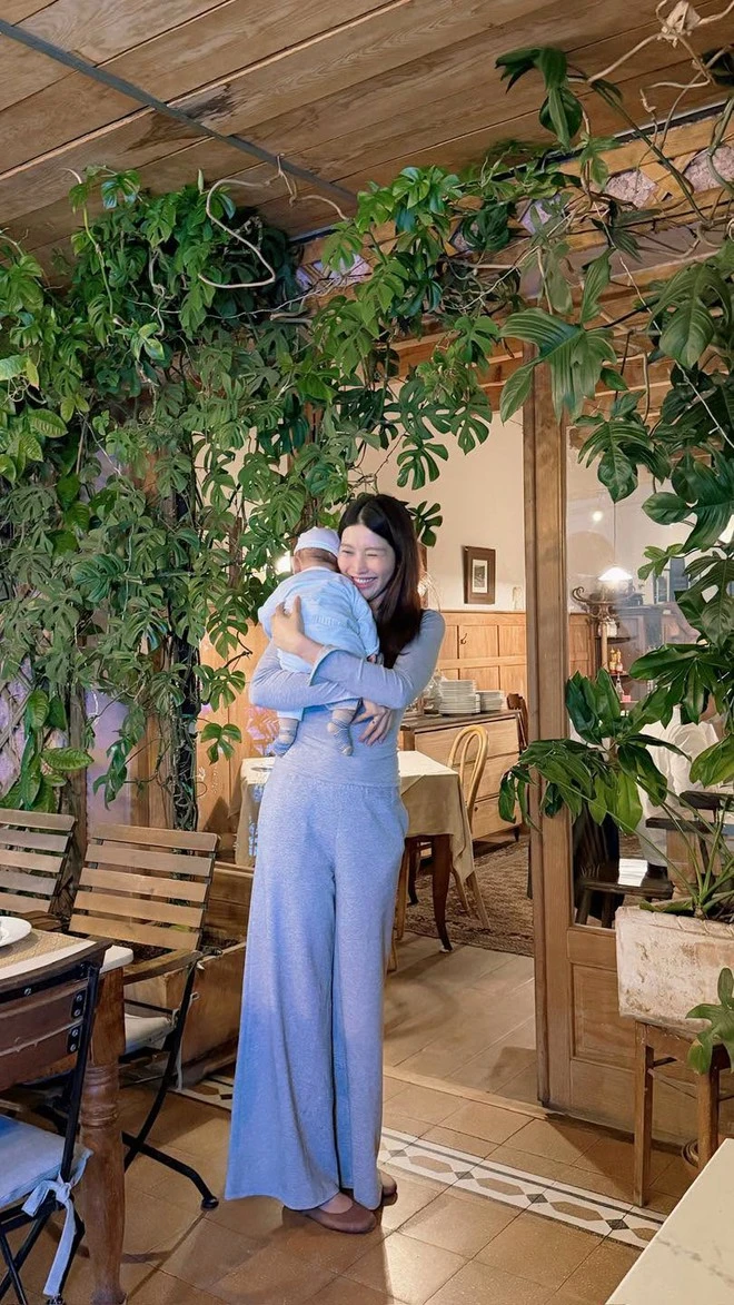 Á hậu Vbiz cưới chủ tịch Hotel Colline, sinh con trai 6 tháng tuổi giống bố y đúc
